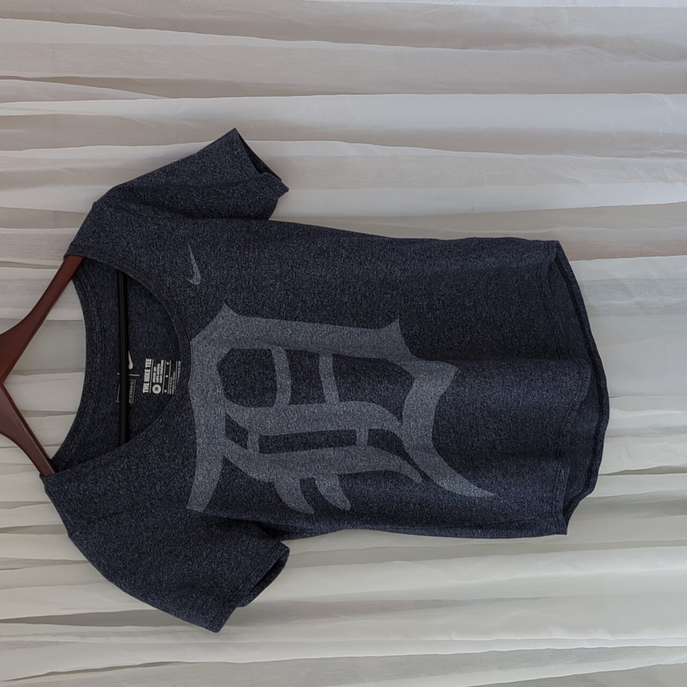 The Nike Tee Detroit Tigers Ladies M T-shirt MLB Athletic Cut Genuine
